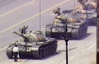 סטודנט עומד מול טנקים צבאיים במהומות בכיכר טייננמן (צילום: צילום מסך)