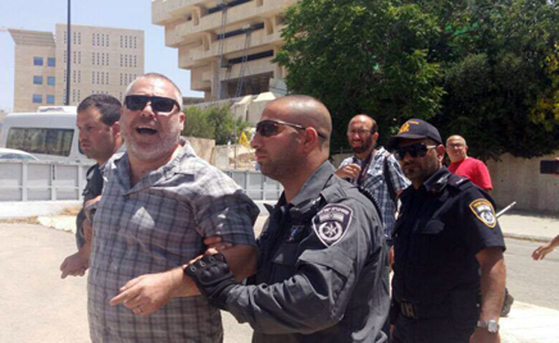 נעצר בהפגנה. עו"ד גונן בן-יצחק (צילום: מטה מאבק הגז)