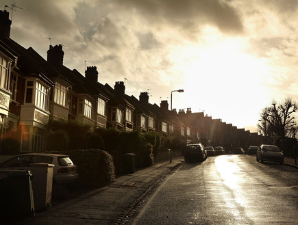 שקיעה בשכונת מגורים בלונדון (צילום: Peter Macdiarmid, GettyImages IL)