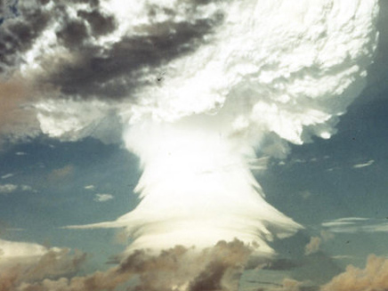 הפצצת הירושימה מזנב אנולה גיי (צילום: הספריה הלאומית בלוס אלאמוס)