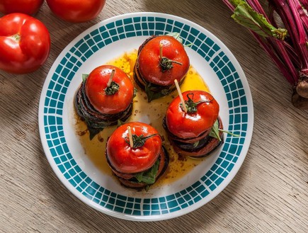 עגבניות וחצילים צלויים עם בזיליקום (צילום: אפיק גבאי, סטיילינג: דיאנה לינדר)