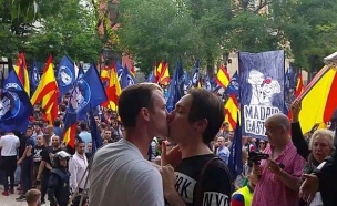 נשיקה גאה בהפגנה ניאו נאצית