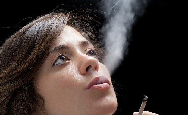 מעשנת קנאביס (צילום: Shutterstock/mrkornflakes)