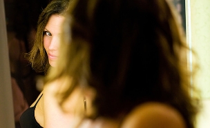 אישה מול מראה (צילום: Shutterstock)