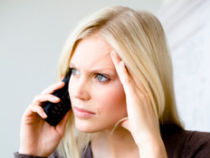 אישה מדברת בטלפון (צילום: reka, GettyImages IL)