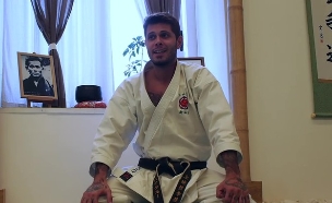 שי חי מתראיין לטלוויזיה האיטלקית (צילום: Karateka, מתוך יוטיוב)
