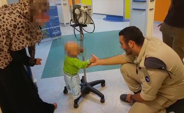 החייל התנדב עם ילד חולה סרטן מעזה (צילום: שמחה אנזל)