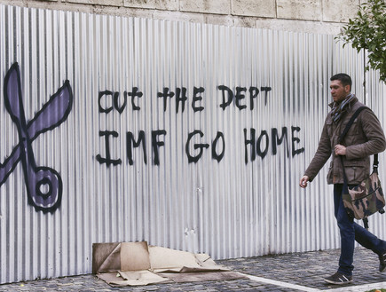 גרפיטי נגד קרו המטבע העולמית ביוון, 2015 (צילום: Milos Bicanski, GettyImages IL)
