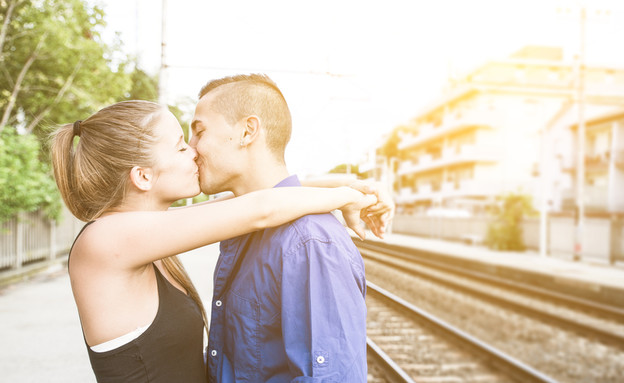 זוג מתנשק בתחנת רכבת (צילום: oneinchpunch, Shtterstock)