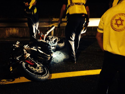 רוכב אופנוע התנגש במשאית ונהרג (צילום: דוברות מד