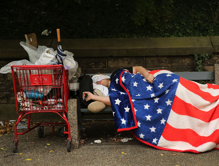 הומלס ישן על ספסל בברוקלין, ניו יורק (צילום: Spencer Platt, GettyImages IL)