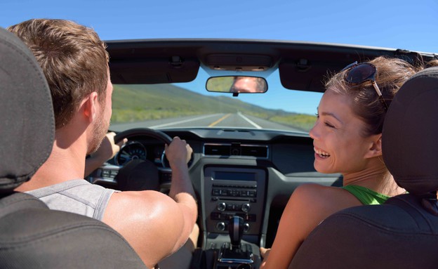 זוג בחופשה נוסע ברכב (אילוסטרציה: Shutterstock)