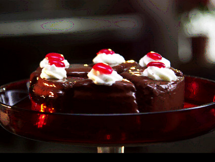 עוגת שוקולד מיניאטורית (תמונת AVI: צילום מסך, כולם אופים עכשיו)