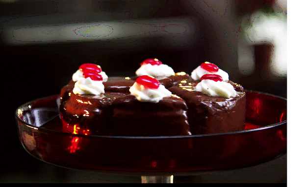 עוגת שוקולד מיניאטורית (תמונת AVI: צילום מסך, כולם אופים עכשיו)