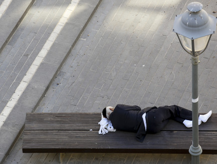גבר דתי ישן על ספסל במרכז ירושלים (צילום: נתי שוחט, יונתן זינדל, רועי אלימה, פלאש 90)
