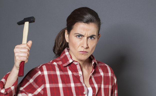 אישה כועסת מחזיקה פטיש (אילוסטרציה: Shutterstock)
