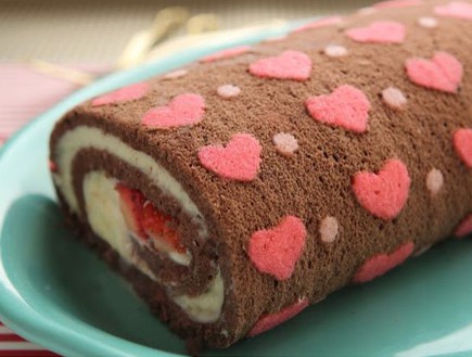 רולדת לבבות (צילום: צילום מסך מתוך delightdulce.com/2013/03/heart-patterned-cake-roll)