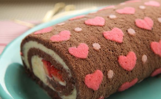 רולדת לבבות (צילום: צילום מסך מתוך delightdulce.com/2013/03/heart-patterned-cake-roll)