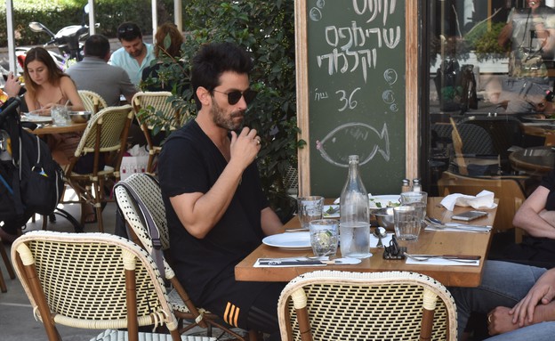 יהודה לוי במסעדה (צילום: צ'ינו פפראצי)