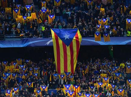 דגלי קטאלוניה במשחק של ברצלונה (Getty) (צילום: ספורט 5)