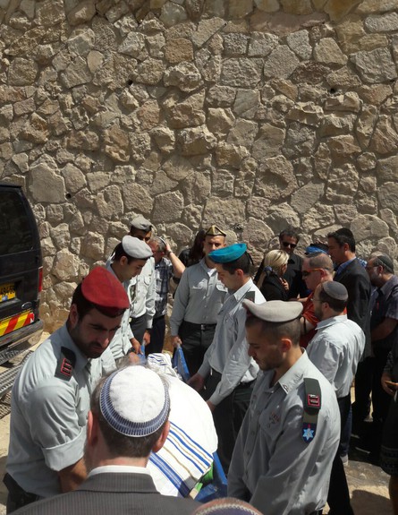 עם ישראל בשיא תפארתו - מלווים ניצול שואה ערירי בהל (צילום: אורי שכטר)