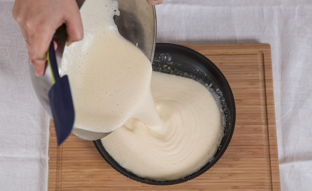 פנקייק משפחתי - שופכים את הבלילה למחבת