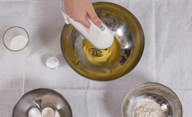 פנקייק משפחתי - מקציפים את הביצים