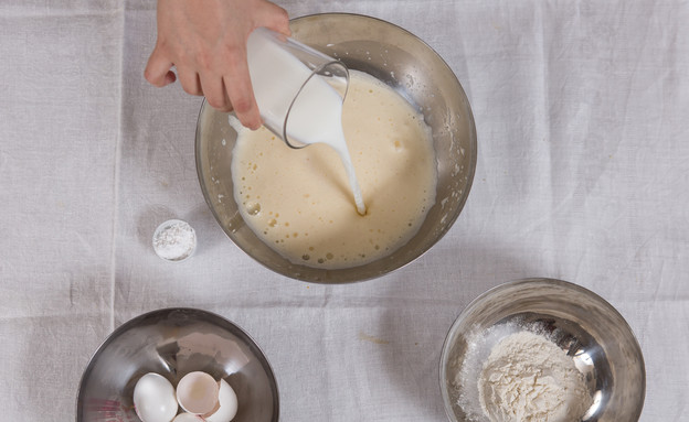 פנקייק משפחתי - מוסיפים את החלב