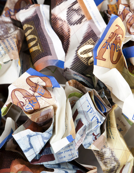 שטרות מקומטים של 100 שקלים 