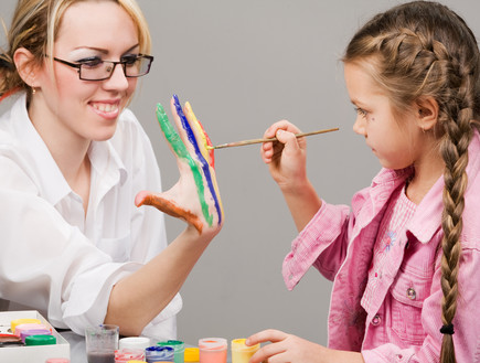 ילדה ואמא עושות יצירה (צילום: Shutterstock)