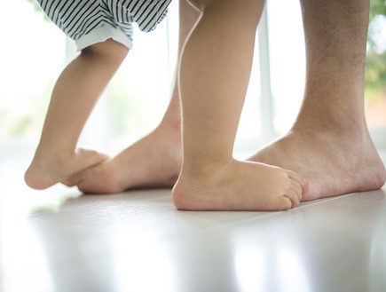 רגליים של ילדה ואבא (צילום: Shutterstock)