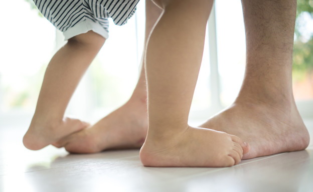 רגליים של ילדה ואבא (צילום: Shutterstock)
