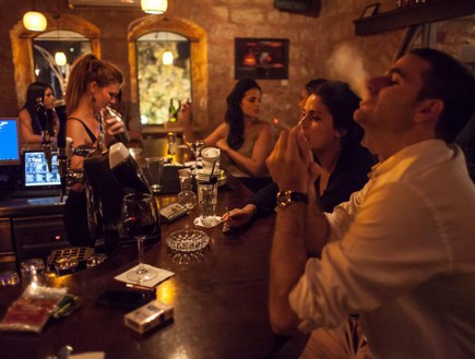 אזור עישון במסעדה (למצולמים אין קשר לכתבה) אזור עישון במסעדה (למצולמים אין קשר לכתבה)