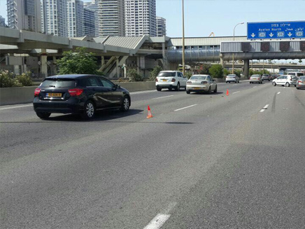 שני נתיבים באיילון נחסמו (צילום: דוברות המשטרה)