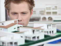 גבר מסתכל על דגמי דירות