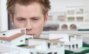 גבר מסתכל על דגמי דירות (אילוסטרציה: Shutterstock)