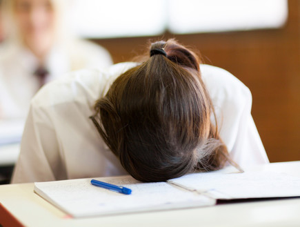 תלמידה מיואשת עם הראש על השולחן (אילוסטרציה: Shutterstock)