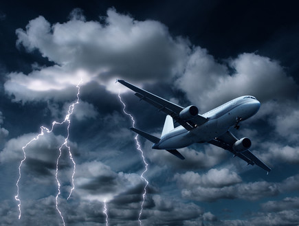 מטוס בסערה (צילום: Anteromite, Shutterstock)