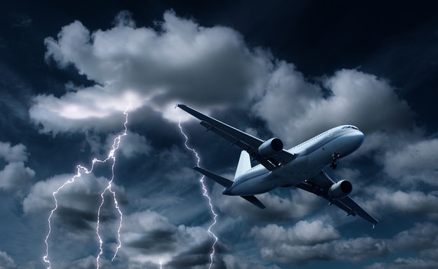 מטוס בסערה (צילום: Anteromite, Shutterstock)