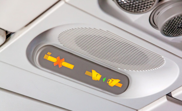 חגורת בטיחות במטוס (צילום: aldorado, Shutterstock)
