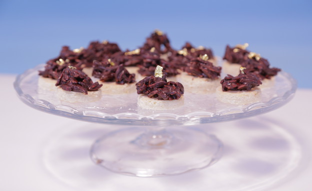 עוגיות לימון בציפוי שקדים בשוקולד (צילום: דניאל בר און, בייק אוף ישראל)