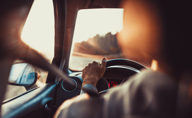 גבר נוהג  (צילום: Solis Images, Shutterstock)
