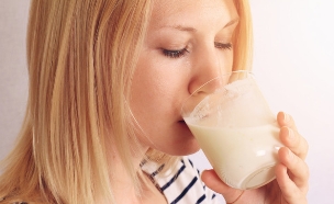 שותה חלב (צילום: Albina Glisic, Shutterstock)