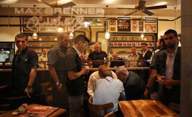 נתניהו במסעדה בה אירע הפיגוע (צילום: חדשות 2)