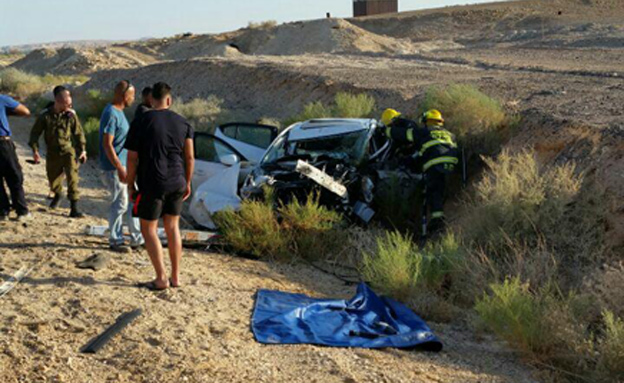 זירת התאונה בכביש הערבה (צילום: צילום: כיבוי אש)