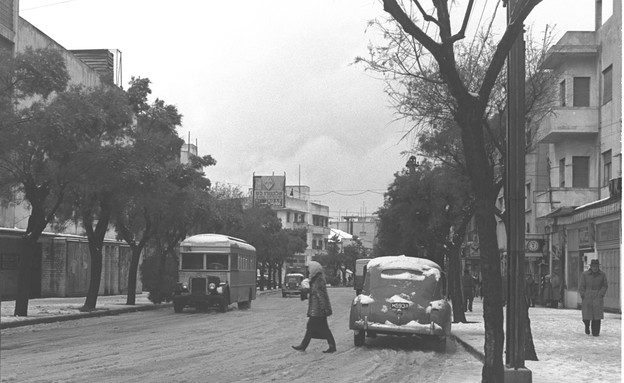 שלג בתל אביב, בחורף 1950 (צילום: אלדן דוד, לשכת העיתונות הממשלתית)