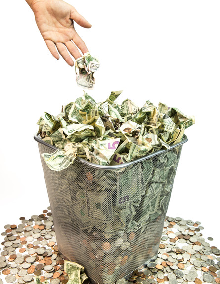 זורק כסף לפח (אילוסטרציה: Shutterstock)