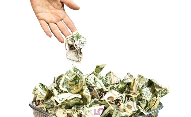 זורק כסף לפח (אילוסטרציה: Shutterstock)