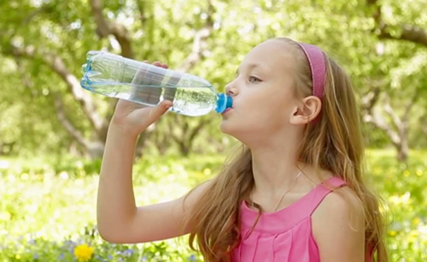 ילדה שותה מים (צילום: חדשות 2)