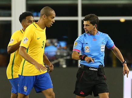 הברזילאים מתווכחים עם השופט (Getty) (צילום: ספורט 5)